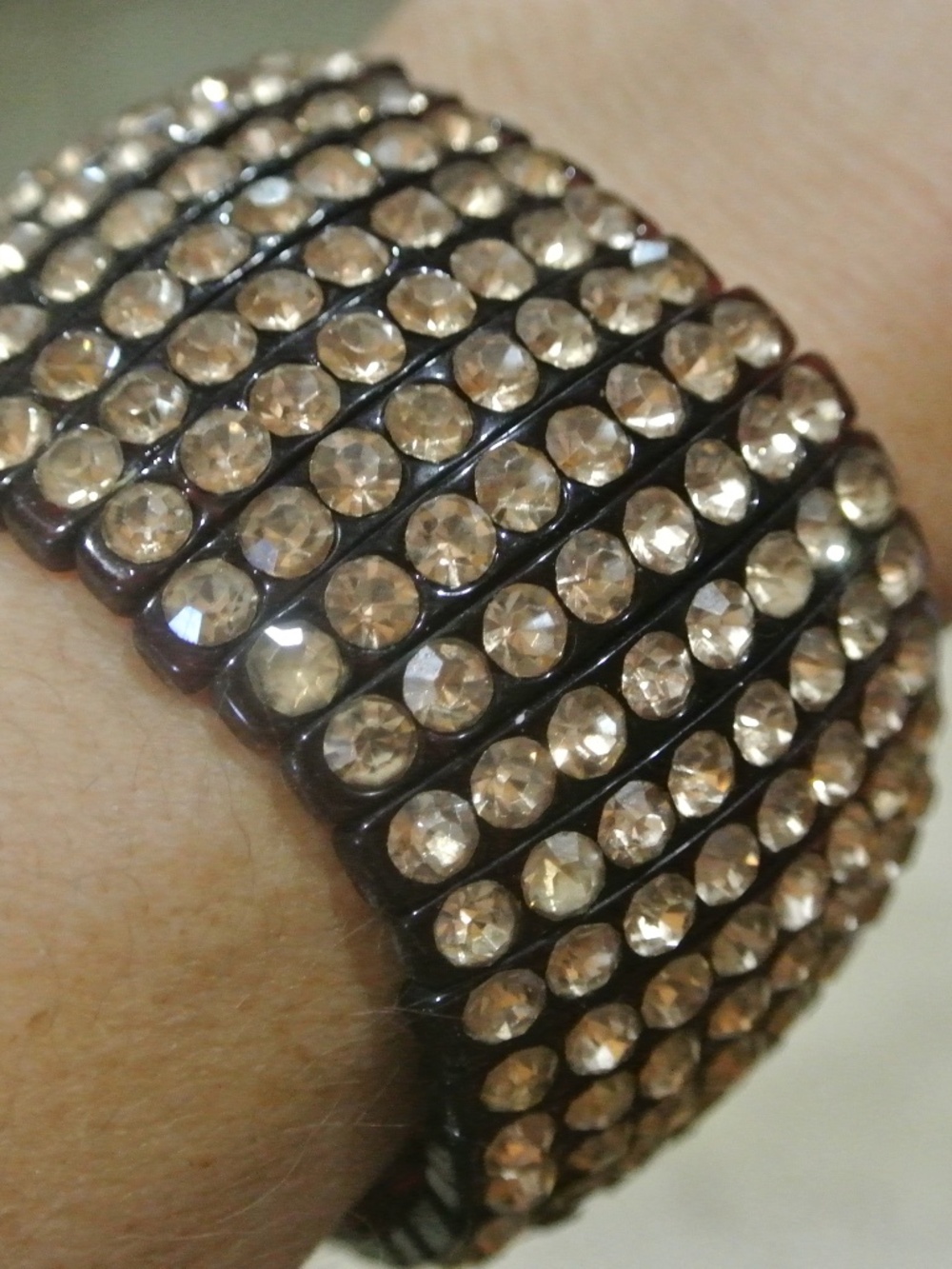 BROWN STRETCHY BRACELET WITH TAN RHINESTONES